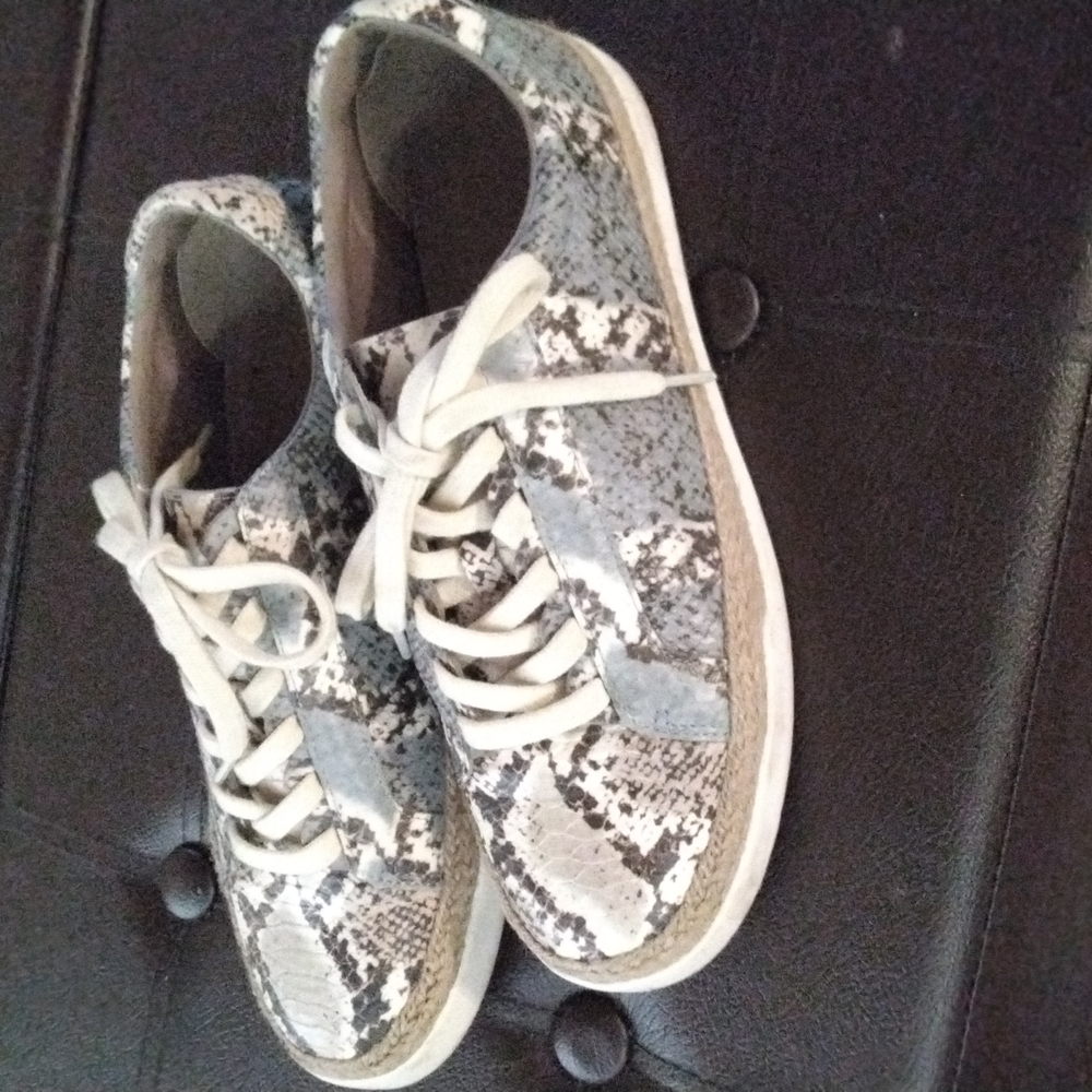 Multi color snakeskin print shoe